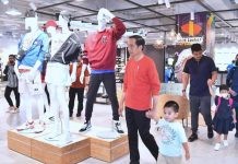 Kunjungi Pusat Perbelanjaan, Presiden Jokowi Sapa Warga Medan FOTO: Presiden RI Joko Widodo (Jokowi) mengunjungi DeliPark Mall, Kota Medan, Provinsi Sumatra Utara, pada Kamis (09/02/2023). (Foto: BPMI Setpres/Rusman)