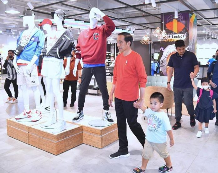 FOTO: Presiden RI Joko Widodo (Jokowi) mengunjungi DeliPark Mall, Kota Medan, Provinsi Sumatra Utara, pada Kamis (09/02/2023). (Foto: BPMI Setpres/Rusman)