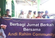 Simpatisan Emak-Emak Andi Rahim Community Berbagi Jumat Berkah di Baebunta Ket: Simpatisan Emak-Emak Andi Rahim Community Berbagi Jumat berkah di Masjid Al Muhajirin BTN Pajongaan desa Baebunta Luwu Utara, Jumat (10/02).