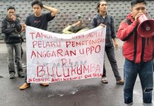 Bantuan UPPO Disunat, Forum Anti Korupsi Sulsel Gelar Aksi, Desak Kejati Sulsel Periksa Akmal Pasluddin FOTO: Forum Anti Korupsi Sulawesi Selatan menggelar aksi demostrasi di kantor kejaksaan tinggi Sulawesi Selatan.