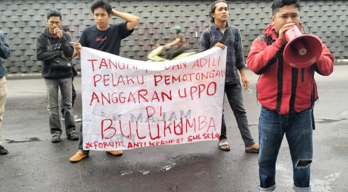 FOTO: Forum Anti Korupsi Sulawesi Selatan menggelar aksi demostrasi di kantor kejaksaan tinggi Sulawesi Selatan.