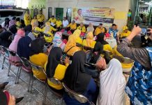 Golkar Makassar Roadshow, Pimcam Mamajang: Pimlur Bentuk Kepengurusan Hingga TPS FOTO: H. Munafri Arifuddin, Ketua DPD II Golkar Makassar menyerahkan papan Sekretariat Pimlur Tamparang Keke di Jalan Baji Pamai 3 No. 20, Samping Masjid Mutmainnah di kecamatan mamajang. Jumat petang (10/2)