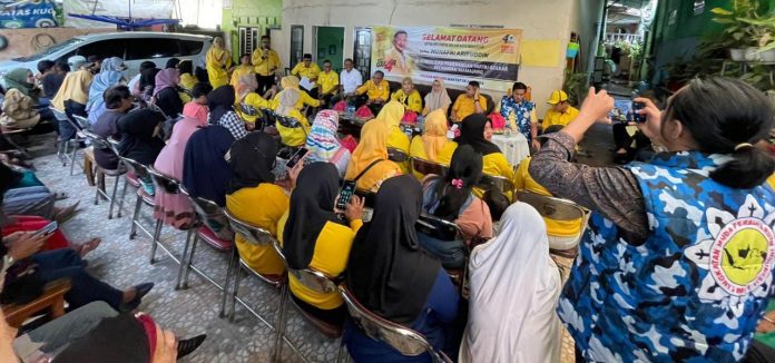 FOTO: H. Munafri Arifuddin, Ketua DPD II Golkar Makassar menyerahkan papan Sekretariat Pimlur Tamparang Keke di Jalan Baji Pamai 3 No. 20, Samping Masjid Mutmainnah di kecamatan mamajang. Jumat petang (10/2)