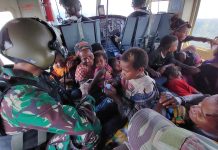 Penanganan Kejadian di Paro, Pangdam Cenderawasih: TNI Polri Bekerja untuk Kepentingan Negara dan Menyelamatkan Nyawa Manusia FOTO: Aparat TNI- Polri saat lakukan evakuasi warga beserta anaka-anak Paro, Kabupaten Nduga ke Polres Pelayanan Mimika dengan menggunakan Helikopter, Jumat (10/2/2023).