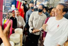 Kunjungi Pasar Batuphat Timur, Presiden Sapa Warga Hingga Beri Sepeda FOTO: Presiden Jokowi saat kunjungi Pasar Batuphat Timur, Kota Lhokseumawe, Aceh, Jumat (10/02/2023) pagi.