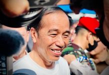 Usai Kunjungi Pasar Batuphat Timur Lhokseumawe, Presiden Jokowi Bilang Begini ke Wartawan FOTO: Presiden Joko Widodo saat menemui sejumlah awak media usai mengunjungi Pasar Batuphat Timur, Kota Lhokseumawe, Aceh, Jumat (10/02/2023) pagi, Jumat 10 Februari 2023.