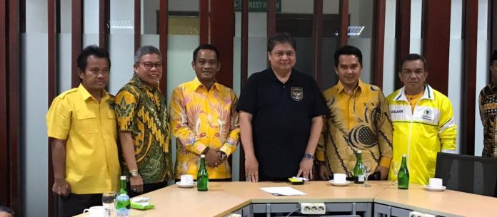 FOTO: Ketua Umum (Ketum) DPP Partai Golkar Airlangga Hartarto usai menemui pengurus DPD Partai Golkar Luwu di Sorowako, Luwu Timur. Jumat malam (10/2).