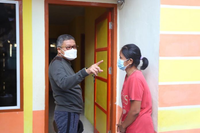 FOTO: Wali kota Parepare HM Taufan Pawe saat meninjau Rumah Impian di Lingkungan Tegal. Jumat (10/2)