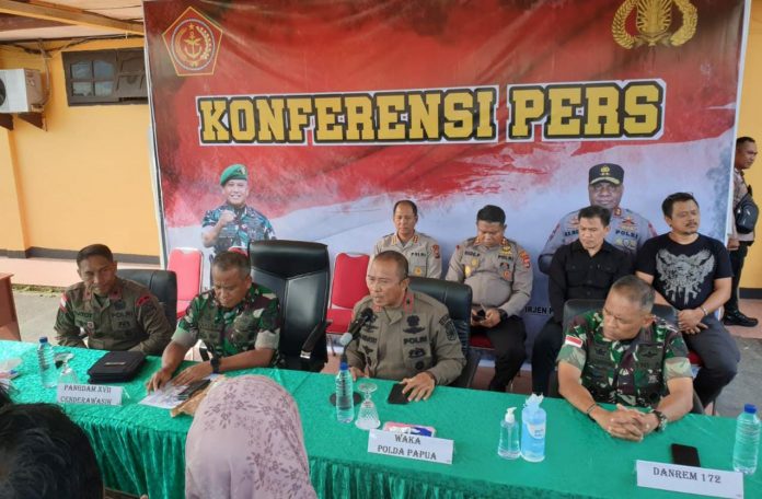 FOTO: Pangdam XVII/Cenderawasih Mayjen TNI Muhammad Saleh Mustafa saat jumpa Pers di Polres Pelayanan Mimika, Jumat (10/2/2023)