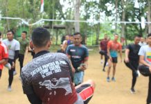 Tingkatkan Sinergitas, TNI-Polri Dan Pemerintah Kabupaten Tolikara Gelar Olahraga Bersama FOTO: Personil Koramil 1702-08/Tolikara, melaksanakan olahraga bersama TNI-Polri dan juga Pemerintah Kabupaten Tolikara bertempat di depan Kodim Persiapan Kabupaten Tolikara, Provinsi Papua Pegunungan, pada Jum’at (10/02/2023).