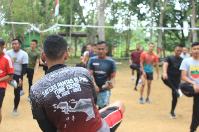 FOTO: Personil Koramil 1702-08/Tolikara, melaksanakan olahraga bersama TNI-Polri dan juga Pemerintah Kabupaten Tolikara bertempat di depan Kodim Persiapan Kabupaten Tolikara, Provinsi Papua Pegunungan, pada Jum’at (10/02/2023).