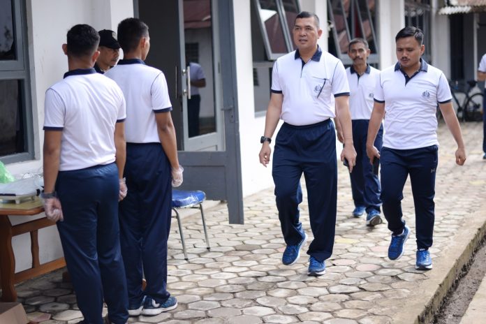 FOTO: Keluarga besar Petarung Batalyon Marinir Pertahanan Pangkalan (Yonmarhanlan) VI/Mks secara langsung meresmikan 'Baruga Jangkar Miring' Sarang Petarung Yonmarhanlan VI Jalan Yos Sudarso No. 308 Ujung Tanah, Kota Makassar. Jum'at (10/02/2023).