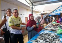 Taufan Pawe Disambut Antusias Pengunjung Pasar Wawondula Luwu Timur Taufan Pawe Disambut Antusias Pengunjung Pasar Wawondula Luwu Timur