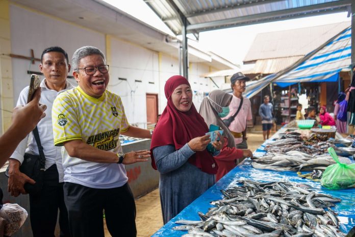 Taufan Pawe Disambut Antusias Pengunjung Pasar Wawondula Luwu Timur