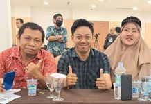 Syafril Rahmat Terpilih Ketua PJI Sulsel Periode 2023-2028 FOTO: PJI SULSEL. Syafril Rahmat (tengah) terpilih sebagai Ketua Pengda PJI Sulsel masa jabatan 2023-2028 bersama Ketua Pengda PJI Sulsel periode 2016-2021 Abdullah Rattingan dan Bendahara PJI Sulsel 2016-2021 Andi Amriani pada Konferda IV 2023 di Mahoni 1 Hall, Hotel Claro Makassar, Sabtu (11/2/2023). foto: istimewa