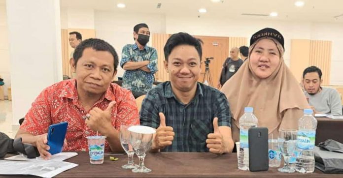 FOTO: PJI SULSEL. Syafril Rahmat (tengah) terpilih sebagai Ketua Pengda PJI Sulsel masa jabatan 2023-2028 bersama Ketua Pengda PJI Sulsel periode 2016-2021 Abdullah Rattingan dan Bendahara PJI Sulsel 2016-2021 Andi Amriani pada Konferda IV 2023 di Mahoni 1 Hall, Hotel Claro Makassar, Sabtu (11/2/2023). foto: istimewa