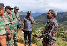 Kunker ke Lanny Jaya, Dandim 1702/JWY Temui Bupati Dan Tinjau Kodim Baru FOTO: Dandim 1702/JWY Letkol Cpn Athenius Murip.S.H.,M.H. dan Pj Bupati Kabupaten Lanny Jaya Petrus Wakerwa