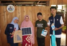 Dosen dan Mahasiswa Kalla Institute Terangi Rumah Dhuafa di Luwu FOTO: Dosen dan Mahasiswa Kalla Institute melakukan Pengabdian kepada Masyarakat (PKM) dengan menyalurkan bantuan Lampu Tenaga Surya kepada tujuh rumah warga dhuafa di Dusun Palakka, Desa Malewong Kecamatan Larompong Selatan Kabupaten Luwu, pada hari Sabtu - Ahad tanggal 11 - 12 Februari 2023.