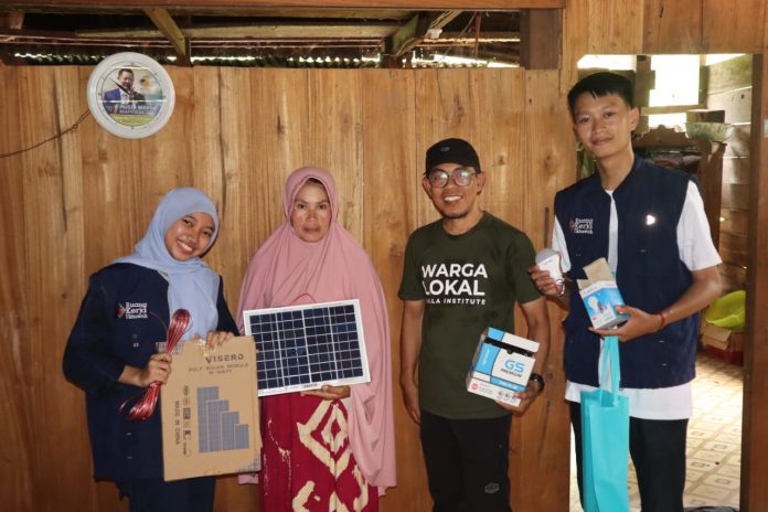 FOTO: Dosen dan Mahasiswa Kalla Institute melakukan Pengabdian kepada Masyarakat (PKM) dengan menyalurkan bantuan Lampu Tenaga Surya kepada tujuh rumah warga dhuafa di Dusun Palakka, Desa Malewong Kecamatan Larompong Selatan Kabupaten Luwu, pada hari Sabtu - Ahad tanggal 11 - 12 Februari 2023.