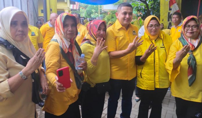 FOTO: Ketua DPD Golkar Makassar Munafri Arifuddin (Appi) saat bersama pengurus Pimlur Parang Tambung. Minggu (12/2)