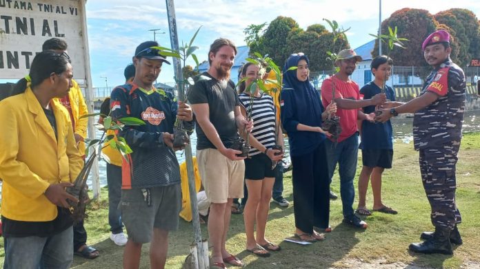 FOTO: Prajurit Petarung Batalyon Marinir Pertahanan Pangkalan (Yonmarhanlan) VI Makassar yang berdinas di Posmat TNI AL Munte Luwu Utara bersama Tokoh Pemuda, Adat, Masyarakat dan Mahasiswa Universitas Cokro Aminoto Palopo (UNCP) melaksanakan penanaman 1000 pohon mangrove di pantai Seta-seta Desa Poreang Kecamatan Tanalili Kabupaten Luwu Utara. Minggu (12/02/2023).