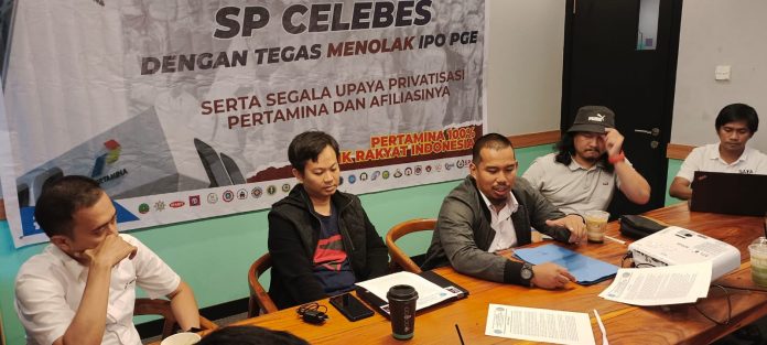 FOTO: Pengurus Serikat Pekerja Celebes Saat Jumpa Pers di Makassar, Senin (13/02).