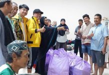 Banjir Capai Perut Orang Dewasa, Pimcam Biringkanaya Beri Bantuan Tanggap Darurat ke Warga Pattene FOTO: Andi Lukmanul Hakim, Pimcam Biringkanaya saat menemui warga terdampak banjir di Pattene, Kelurahan Sudiang, Kota Makassar. Senin (13/2)