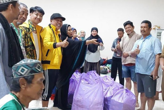 FOTO: Andi Lukmanul Hakim, Pimcam Biringkanaya saat menemui warga terdampak banjir di Pattene, Kelurahan Sudiang, Kota Makassar. Senin (13/2)