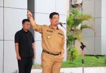Apel Gabungan, Wabup Edy Manaf Soroti Tingkat Kehadiran PNS Rendah FOTO: Wakil Bupati (Wabup) Bulukumba Andi Edy Manaf memimpin Apel Gabungan OPD Lingkup Pemerintah Kabupaten Bulukumba, di halaman Kantor Bupati, Senin 13 Februari 2023.