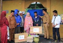 Wabup Edy Manaf Serahkan Bantuan Korban Kebakaran di Bentenge FOTO: Wakil Bupati Andi Edy Manaf mengunjungi warga korban kebakaran yang terjadi pada Sabtu 11 Februari 2023 di lingkungan Kelurahan Kasimpureng Kecamatan Ujungbulu.