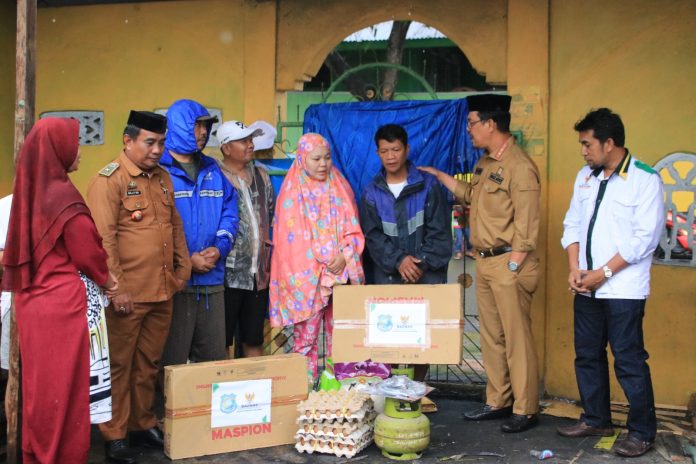 FOTO: Wakil Bupati Andi Edy Manaf mengunjungi warga korban kebakaran yang terjadi pada Sabtu 11 Februari 2023 di lingkungan Kelurahan Kasimpureng Kecamatan Ujungbulu.