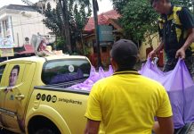 Tanggap Darurat, Pimcam dan Pimlur DPD Golkar Makassar Beri Bantuan ke Warga Terdampak Banjir FOTO: Pengurus DPD Golkar Makassar menyiapkan makan siap saji sebagai langkah tanggap darurat banjir di kawasan kota Makassar. Senin (13/2)