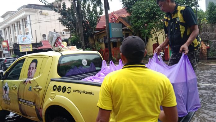 FOTO: Pengurus DPD Golkar Makassar menyiapkan makan siap saji sebagai langkah tanggap darurat banjir di kawasan kota Makassar. Senin (13/2)