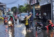 Pagi Hingga Petang, Pimcam Golkar Ujung Pandang Beri Bantuan Tanggap Darurat ke Warga Terdampak Banjir FOTO: Warni Saharuddin, Pimpinan Kecamatan Ujung Pandang Partai Golkar saat mendistribusikan makan siap saji. Senin (13/2)
