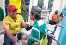 Beri Bantuan Ke Warga Terdampak Banjir di Pattene, Tokoh Masyarakat: Terima Kasih Pak Appi FOTO: Wakil ketua DPD Golkar Makassar Ali Gauli Arief (Ully) saat menyerahkan bantuan dari H. Munafri Arifuddin (Appi) Ketua DPD Golkar Makassar. Senin malam (13/2)