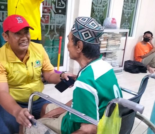 Beri Bantuan Ke Warga Terdampak Banjir di Pattene, Tokoh Masyarakat: Terima Kasih Pak Appi FOTO: Wakil ketua DPD Golkar Makassar Ali Gauli Arief (Ully) saat menyerahkan bantuan dari H. Munafri Arifuddin (Appi) Ketua DPD Golkar Makassar. Senin malam (13/2)