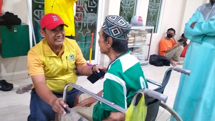 FOTO: Wakil ketua DPD Golkar Makassar Ali Gauli Arief (Ully) saat menyerahkan bantuan dari H. Munafri Arifuddin (Appi) Ketua DPD Golkar Makassar. Senin malam (13/2)