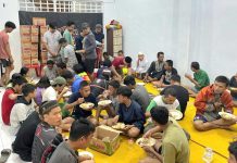 Laskar Anak Lorong Siapkan Dapur Umum Bagi Warga Terdampak Banjir di Kecamatan Wajo FOTO: Relawan Laskar Anak Lorong saat memberikan bantuan kepada warga terdampak banjir di kecamatan Wajo. Senin (13/2)