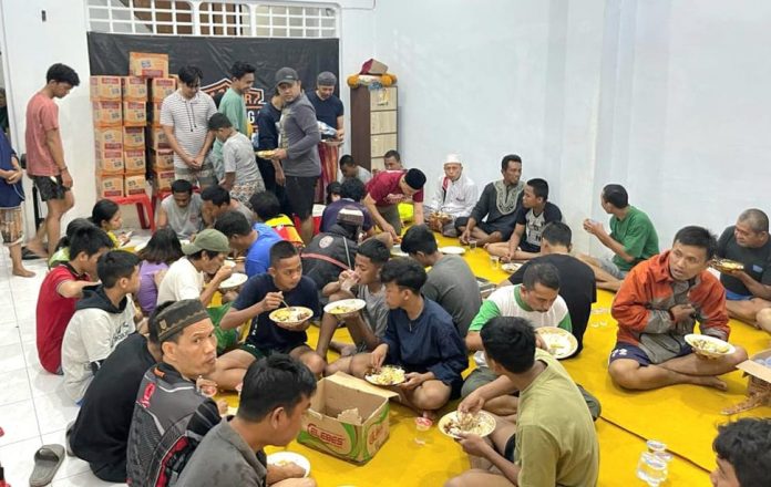 FOTO: Relawan Laskar Anak Lorong saat memberikan bantuan kepada warga terdampak banjir di kecamatan Wajo. Senin (13/2)