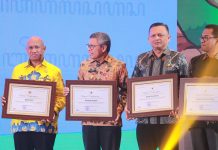 Satu-Satunya Wali Kota, Taufan Pawe Raih Penghargaan Dari Menteri Pendidikan Nadiem Makarim FOTO: Wali Kota Parepare, HM Taufan Pawe Penghargaan bidang pelestarian dan pemajuan bahasa daerah yang diterima langsung oleh Taufan Pawe oleh Menteri Pendidikan, Kebudayaan, Riset, dan Teknologi (Mendikbudristek) RI, Nadiem Makarim. Senin (13/2)