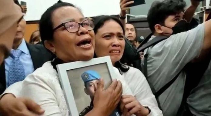 FOTO: Ibunda Brigadir Nofriansyah Yosua Hutabarat, Rosti Simanjuntak di sidang vonis Putri Candrawathi di Pengadilan Negeri Jakarta Selatan, Senin (13/2/2023).