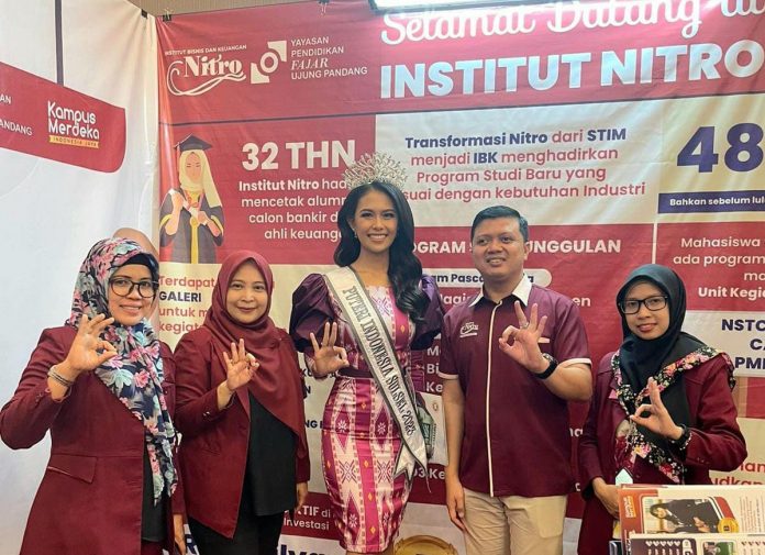 FOTO: Putri Indonesia Sulawesi Selatan 2023, Tita Kamila berkunjung ke Stand IBK Nitro pada Pameran Pendidikan yang dilaksanakan oleh LLDIKTI Wil IX di Hotel Claro Jl.AP.Pettarani Makassar. Selasa (14/2/2023)