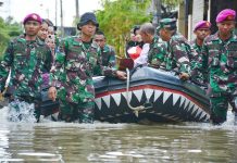 Pasca Banjir, ‘Prajurit Petarung’ Yonmarhanlan VI/Mks Laksanakan Pembersihan dan Evakuasi FOTO: Prajurit Petarung Yonmarhanlan VI/Mks laksanakan pembersihan sisa lumpur sekaligus pembenahan jalur irigasi di Komplek Lantamal VI/Mks dan Sekitarnya serta evakuasi tempat tinggal masyarakat yang masih tergenang air. Selasa (14/02/2023).