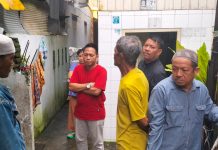 Berduka, Bendahara DPD Partai Golkar Melayat ke Salah Satu Warga di Jalan Sunu FOTO: H. Ismail (Baju Merah) Bendahara DPD Partai Golkar Kota Makassar saat melayat di rumah duka di (Syafri) di Jl. Sunu Lr 07, Timungan Lompoa, Kecamatan Bontola, Makassar, Rabu pagi (15/02/2023).