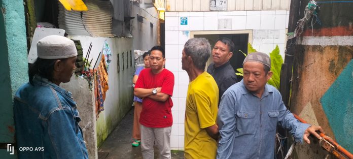 FOTO: H. Ismail (Baju Merah) Bendahara DPD Partai Golkar Kota Makassar saat melayat di rumah duka di (Syafri) di Jl. Sunu Lr 07, Timungan Lompoa, Kecamatan Bontola, Makassar, Rabu pagi (15/02/2023).