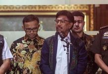 Untuk Ketiga Kalinya Penyidik Kejaksaan Agung Periksa Johnny G. Plate FOTO: Menteri Komunikasi dan Informatika (Menkominfo) Johnny G Plate (tengah) bersama Direktur Penyidikan pada Jaksa Agung Muda Bidang Tindak Pidana Khusus (Jampidsus) Kuntadi (kanan), Kepala Pusat Penerangan Hukum (Kapuspenkum) Ketut Sumedana (kiri) memberikan keterangan pers di Kejaksaan Agung, Jakarta, Selasa, 14 Februari 2023. (TEMPO / Hilman Fathurrahman W)