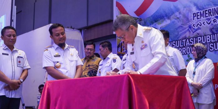 FOTO: Wali Kota Parepare, Taufan Pawe menandatangani Berita Acara Kesepakan Forum Konsultasi Publik Rancangan Rencana Pembangunan Daerah (RPD) Pemprov Sulsel Tahun 2024 - 2026.