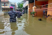Korps Marinir Kembali Evakuasi Warga Korban Banjir di Blok 10 Perumnas Antang FOTO: Batalyon Marinir Pertahanan Pangkalan (Yonmarhanlan) VI Makassar Mayor Marinir Aris Moko evakuasi warga korban banjir di Camp pengungsian yang berlokasi di Perumnas Antang Jalan Biola 1 Kelurahan Manggala Kecamatan Manggala, Kota Makassar. Rabu (15/02/2023).