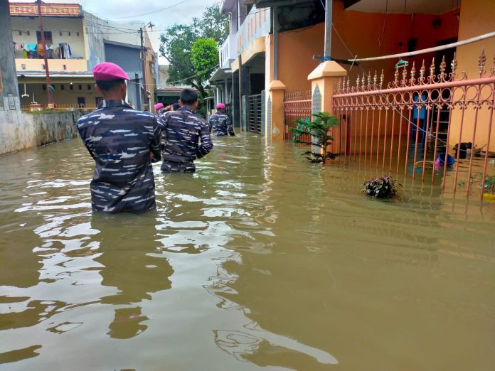 FOTO: Batalyon Marinir Pertahanan Pangkalan (Yonmarhanlan) VI Makassar Mayor Marinir Aris Moko evakuasi warga korban banjir di Camp pengungsian yang berlokasi di Perumnas Antang Jalan Biola 1 Kelurahan Manggala Kecamatan Manggala, Kota Makassar. Rabu (15/02/2023).