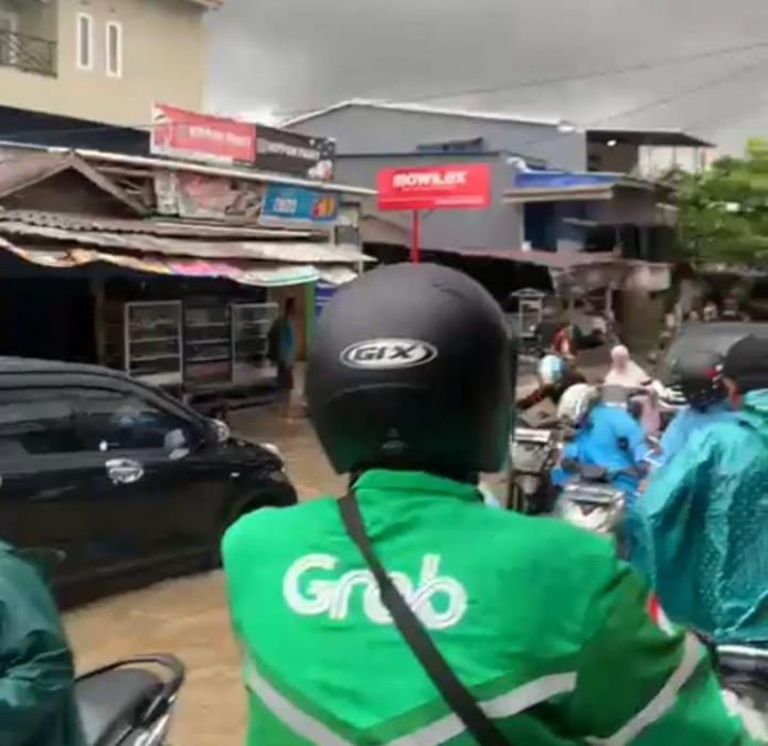 FOTO: Jalan rusak di Nipanipa menyebabkan kemacetan parah di jalan penghubung antar kabupaten maros dan kota Makassar. Kamis (16/2)